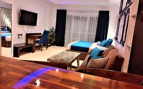 Ocean Breeze Condo By Lake Infinity
